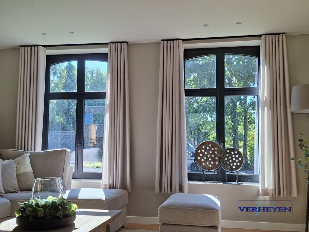 Beige bruine overgordijnen wave Flint met ingeweven voering isolerend